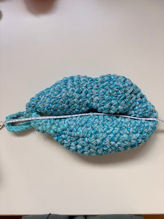 Huge Blue lips -How to enjoy yarn playground