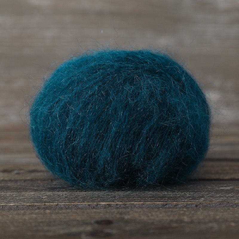 SKYY Freshly dyed, segment-dyed wool and mohair yarn – soft, fine and perfect for hand-knitting